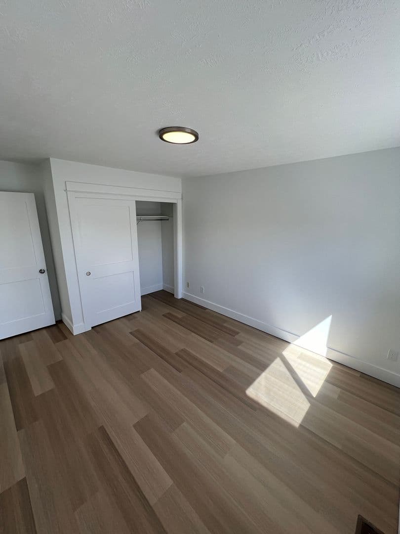The Dalles Apartment: 1312 W 10th St