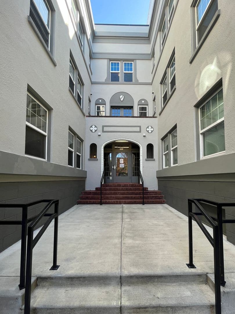 Portland Apartment: 1410 SE Belmont St