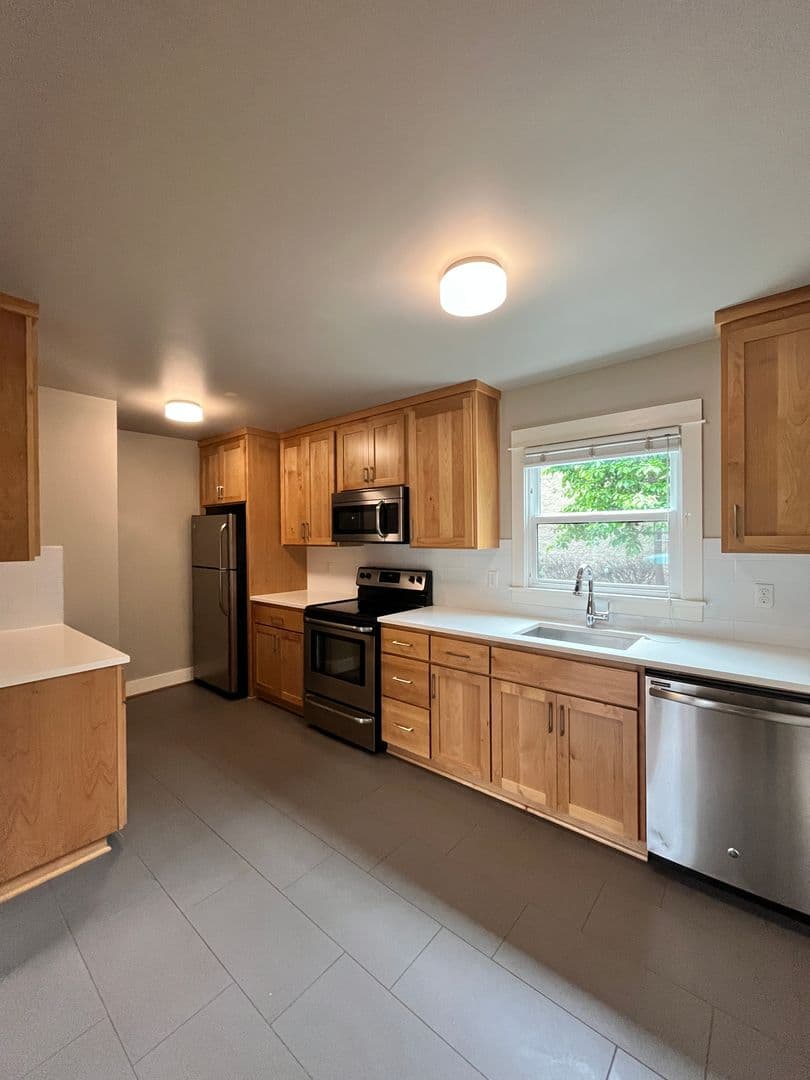 Portland Apartment: 1535 SE 29th Ave