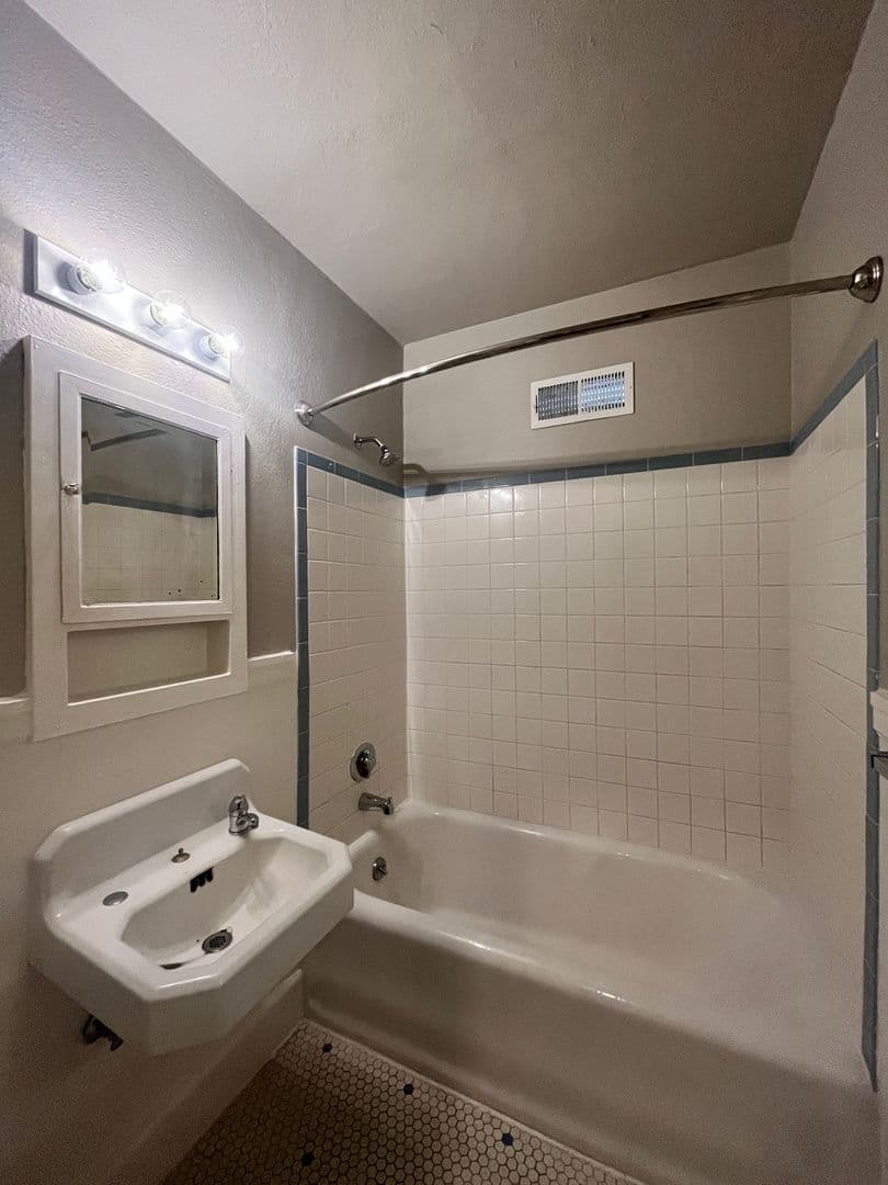 Portland Apartment: 1611 SE Belmont St