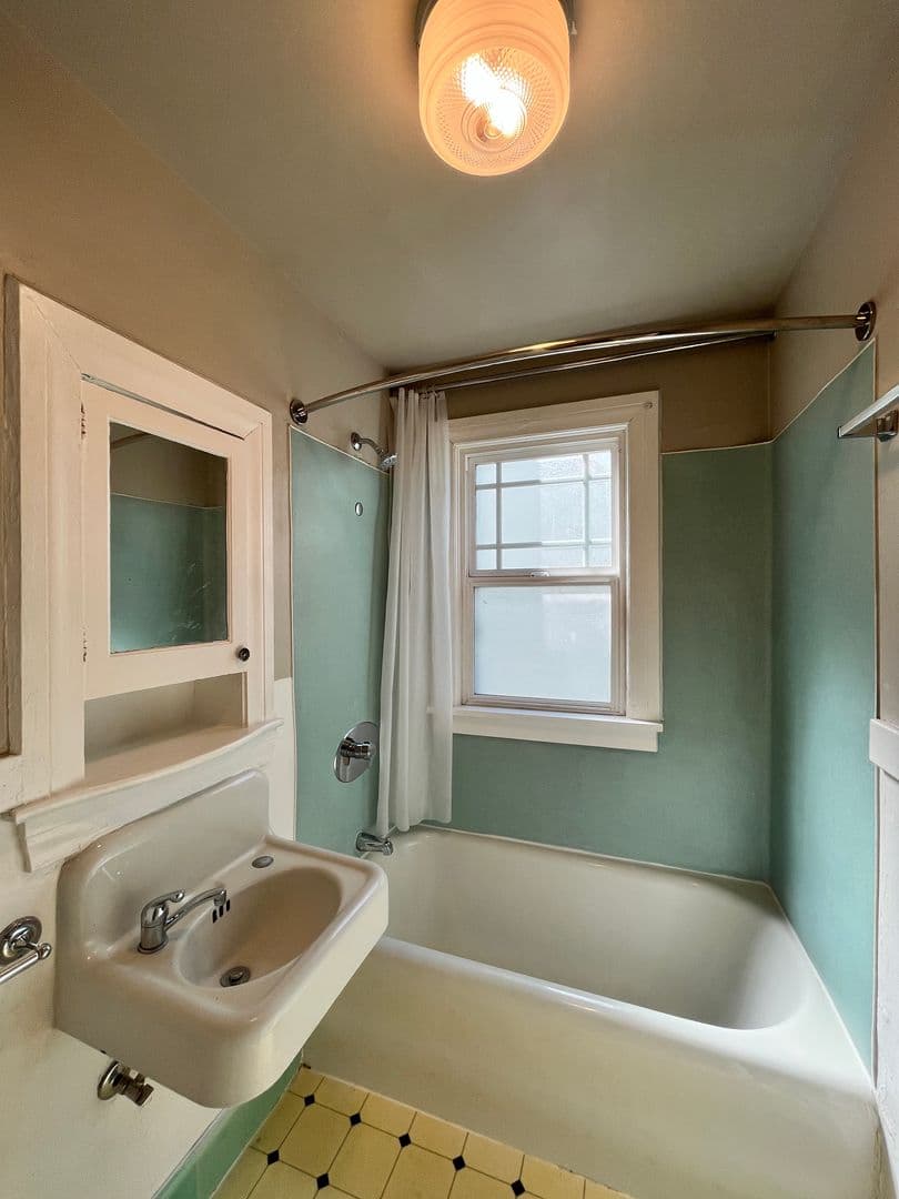 Portland Apartment: 1431 NE 21st Ave