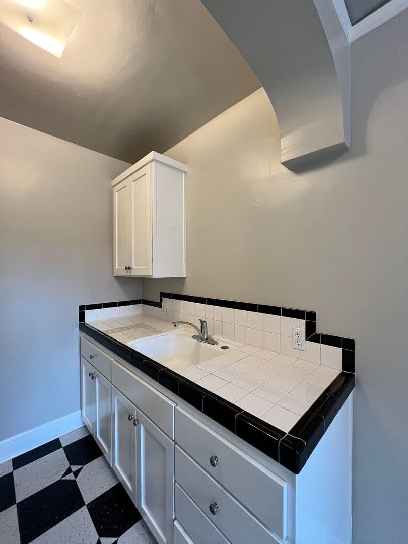 Portland Apartment: 1410 SE Belmont St
