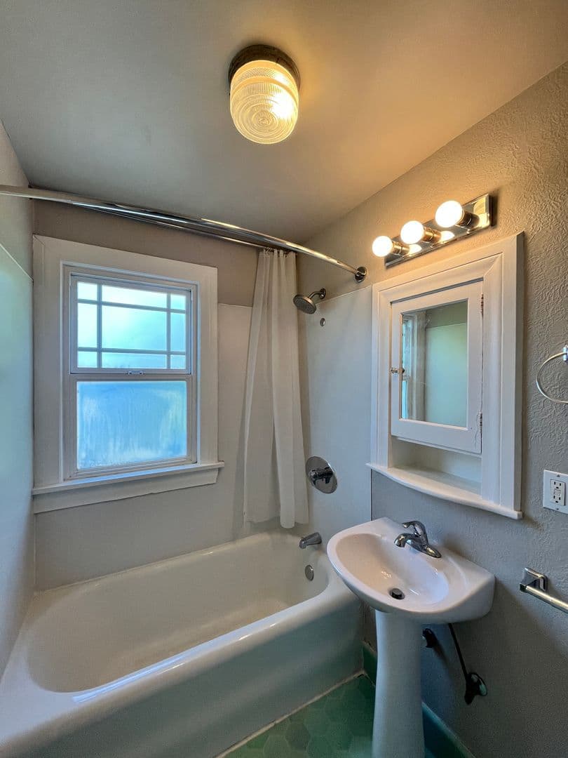 Portland Apartment: 1431 NE 21st Ave