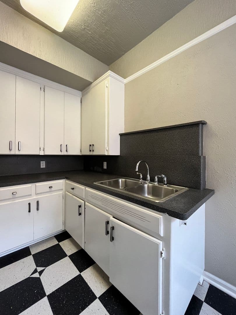 Portland Apartment: 1431 NE 21st Ave