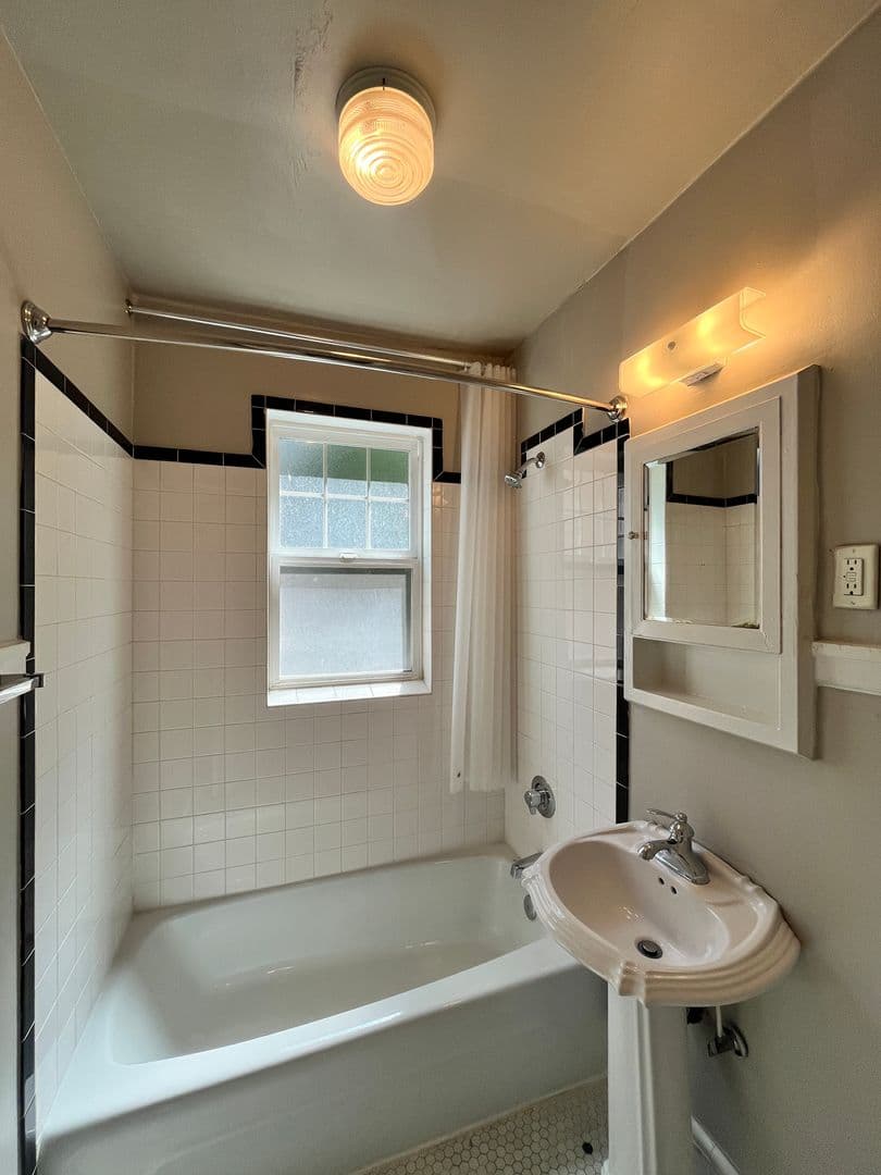 Portland Apartment: 1410 SE Belmont St