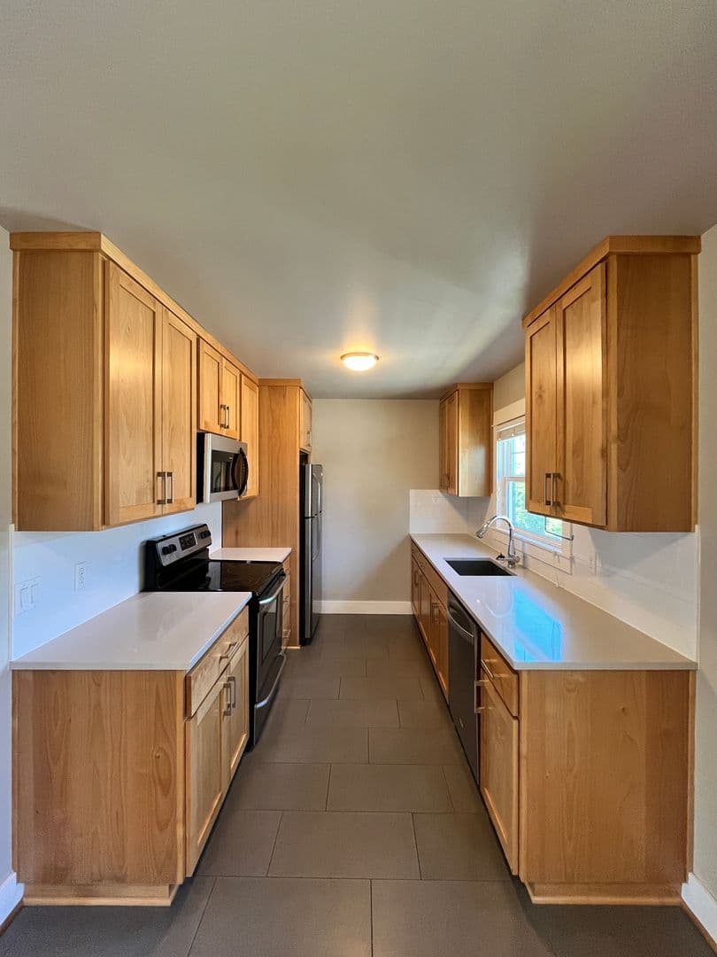 Portland Apartment: 715 NE Ainsworth St - 2