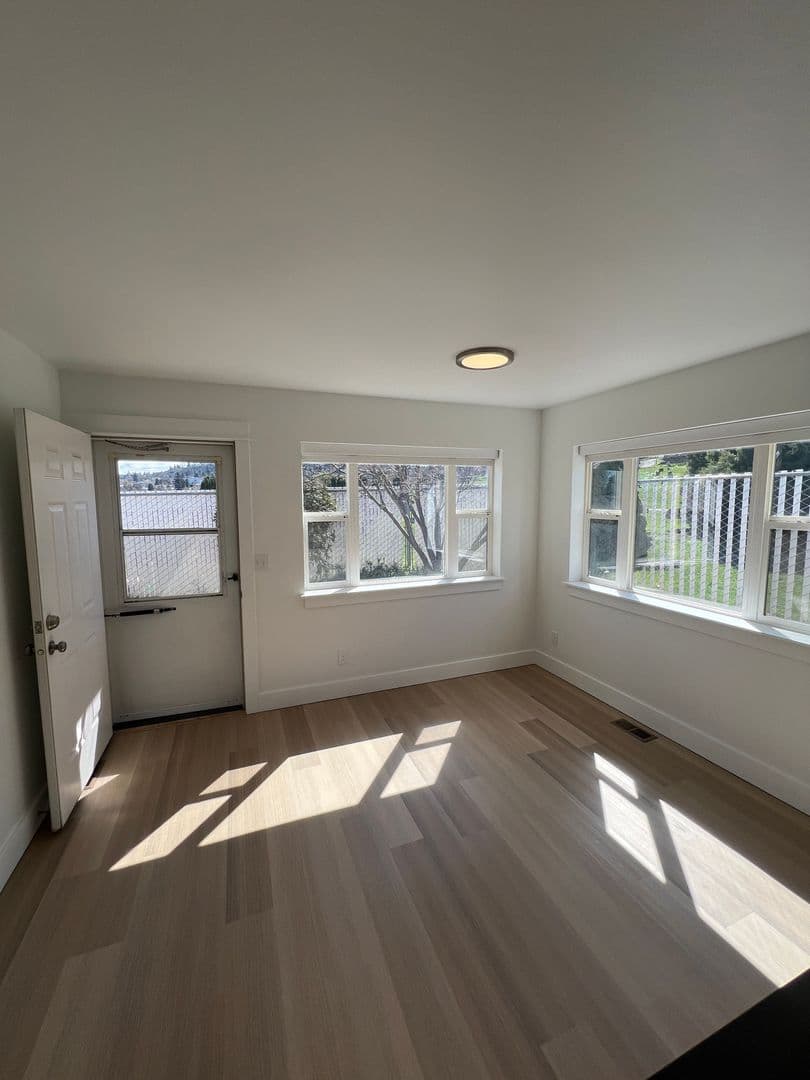 The Dalles Apartment: 1312 W 10th St