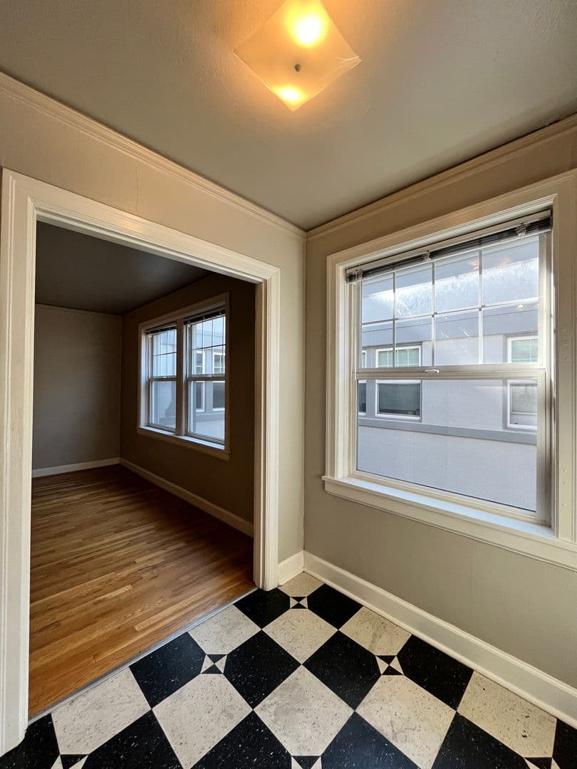 Portland Apartment: 1410 SE Belmont St