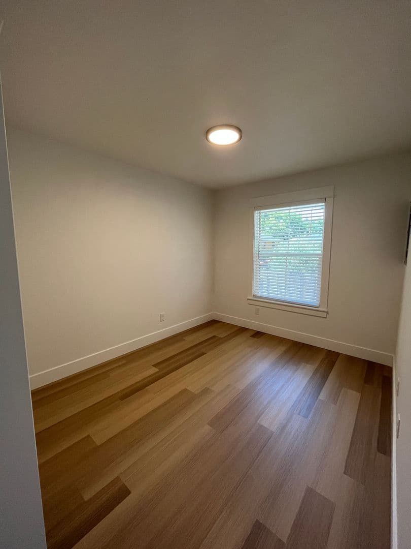 Milwaukie Apartment: 3405 SE Harvey St