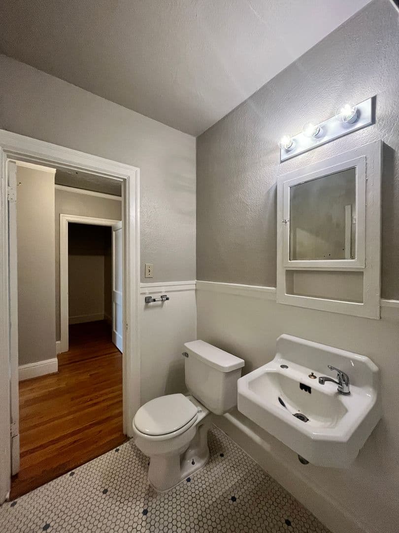 Portland Apartment: 1611 SE Belmont St