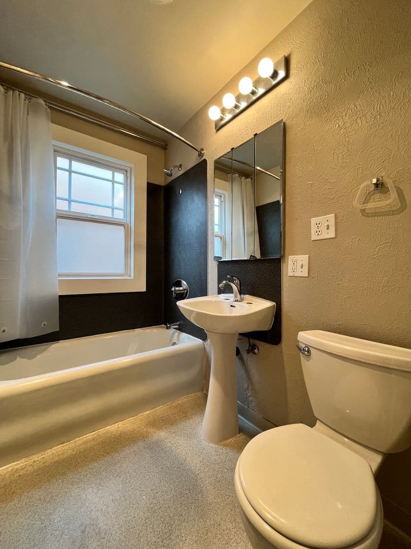 Portland Apartment: 1431 NE 21st Ave