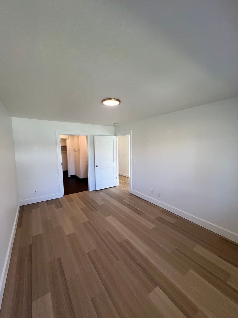 The Dalles Apartment: 1312 W 10th St