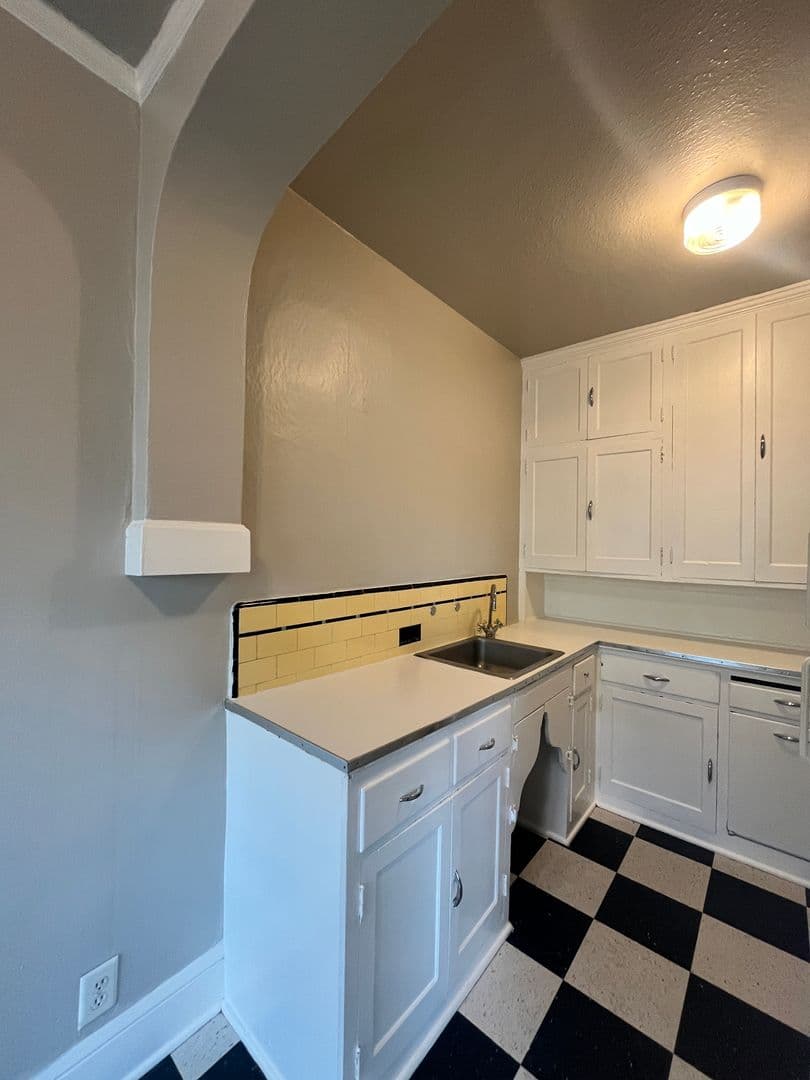 Portland Apartment: 1611 SE Belmont St