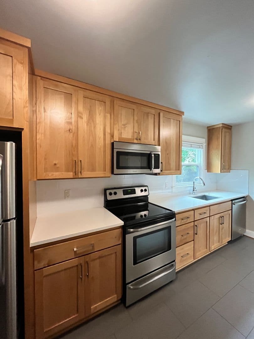 Portland Apartment: 1535 SE 29th Ave