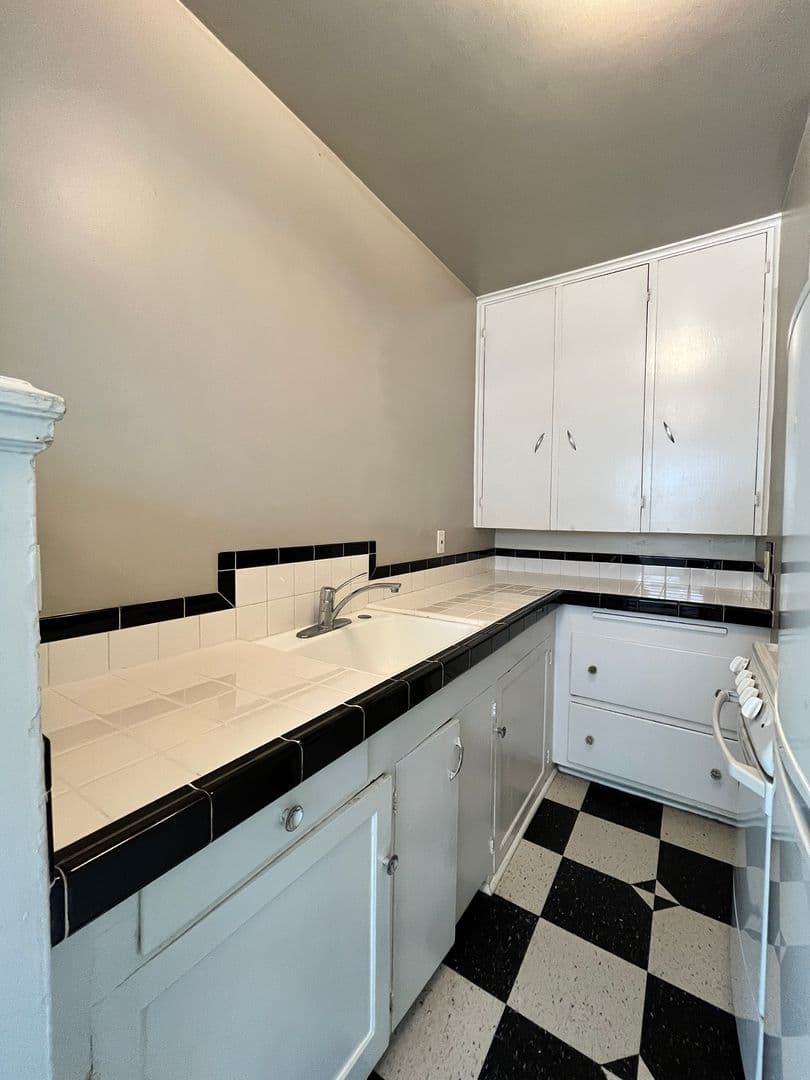 Portland Apartment: 1410 SE Belmont St