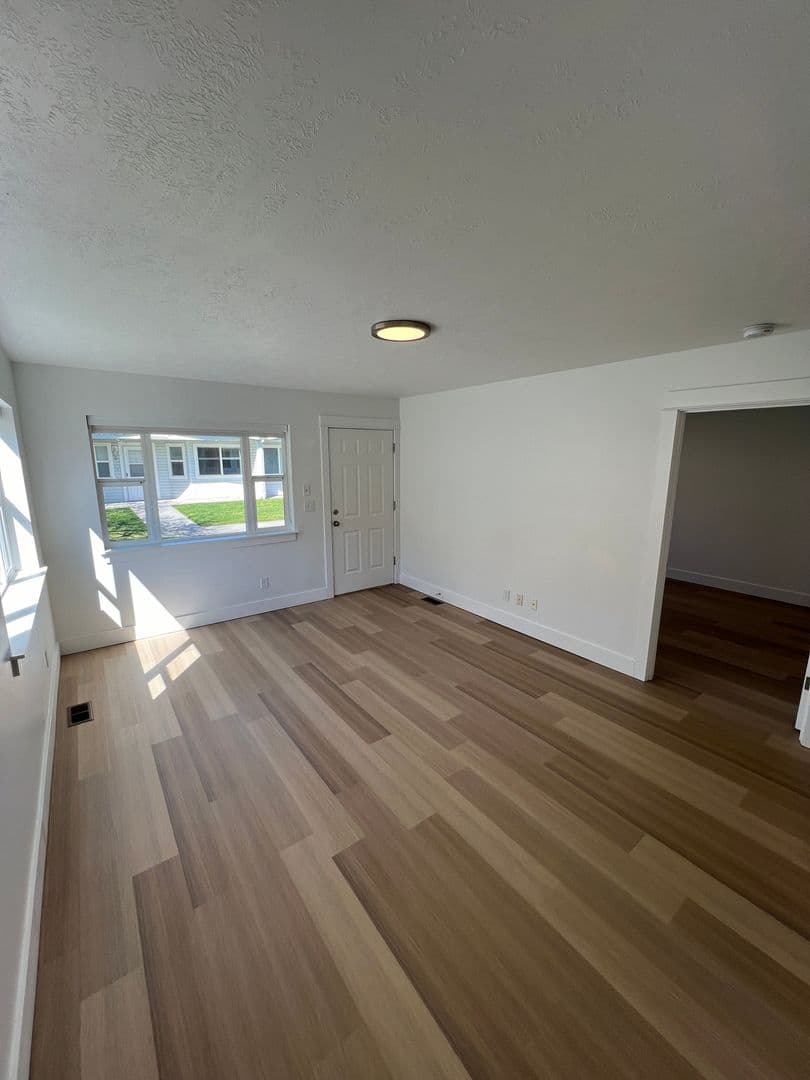 The Dalles Apartment: 1312 W 10th St
