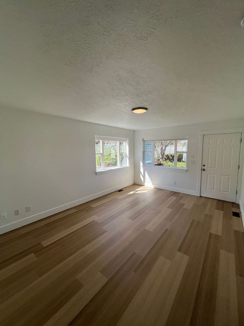 The Dalles Apartment: 1312 W 10th St