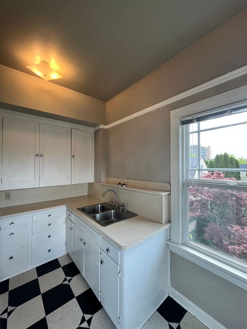 Portland Apartment: 1431 NE 21st Ave