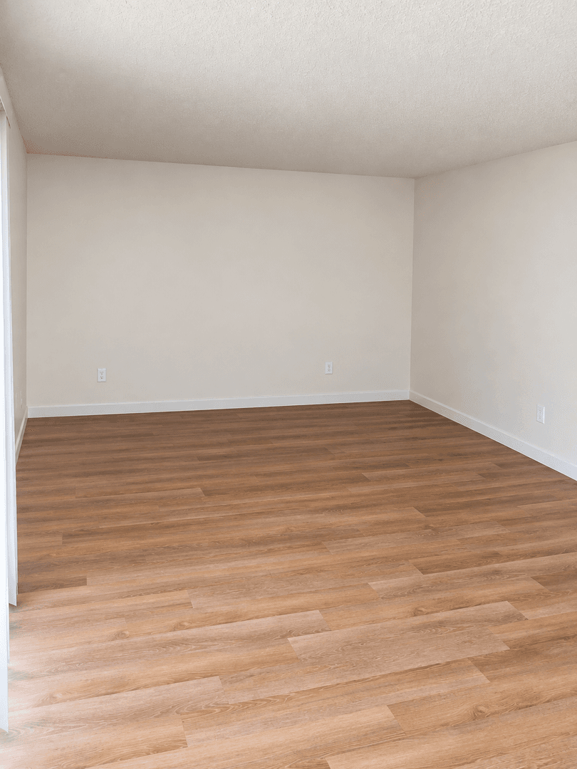 Tulare Apartment: 656/700 E. Prosperity Ave