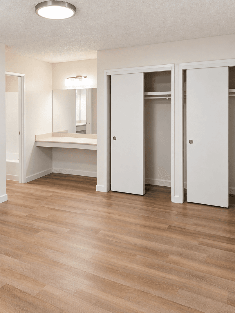 Tulare Apartment: 656/700 E. Prosperity Ave