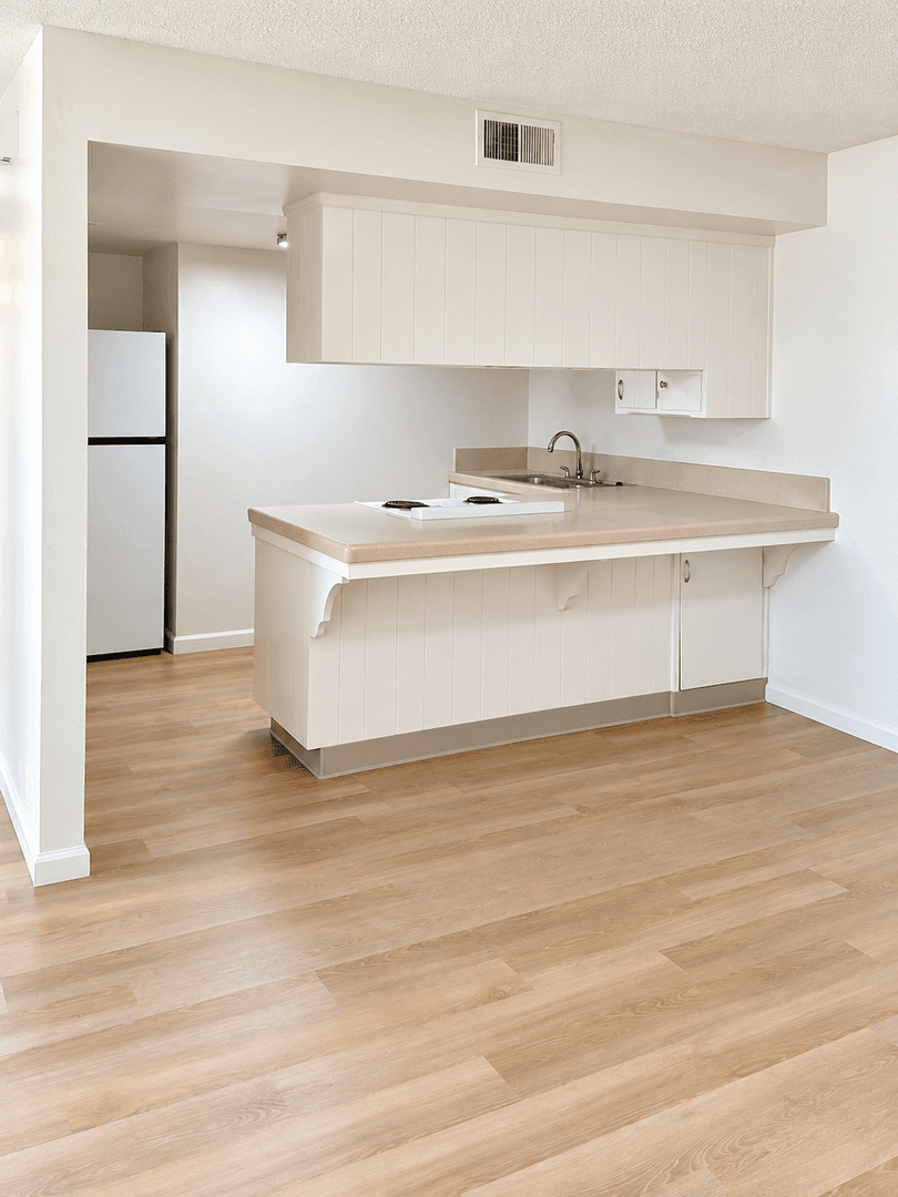 Tulare Apartment: 656/700 E. Prosperity Ave