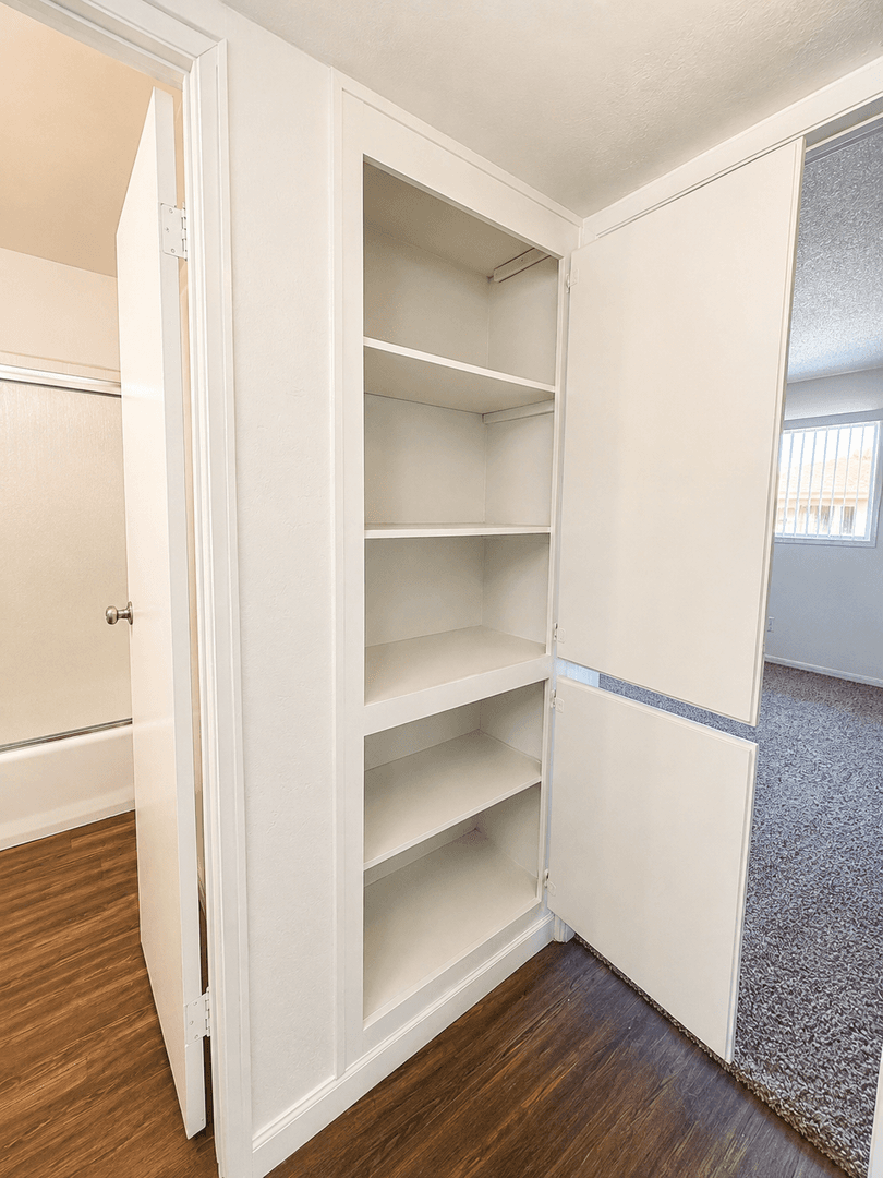 Bakersfield Apartment: 1405 White Lane