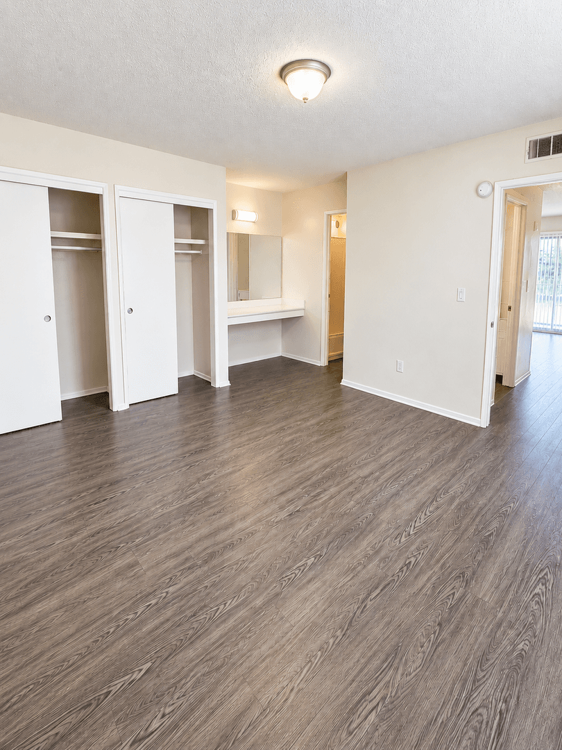 Tulare Apartment: 656/700 E. Prosperity Ave