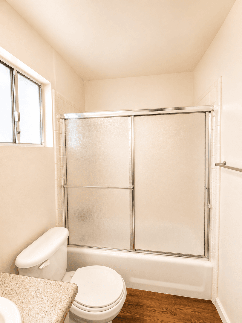 Bakersfield Apartment: 1405 White Lane