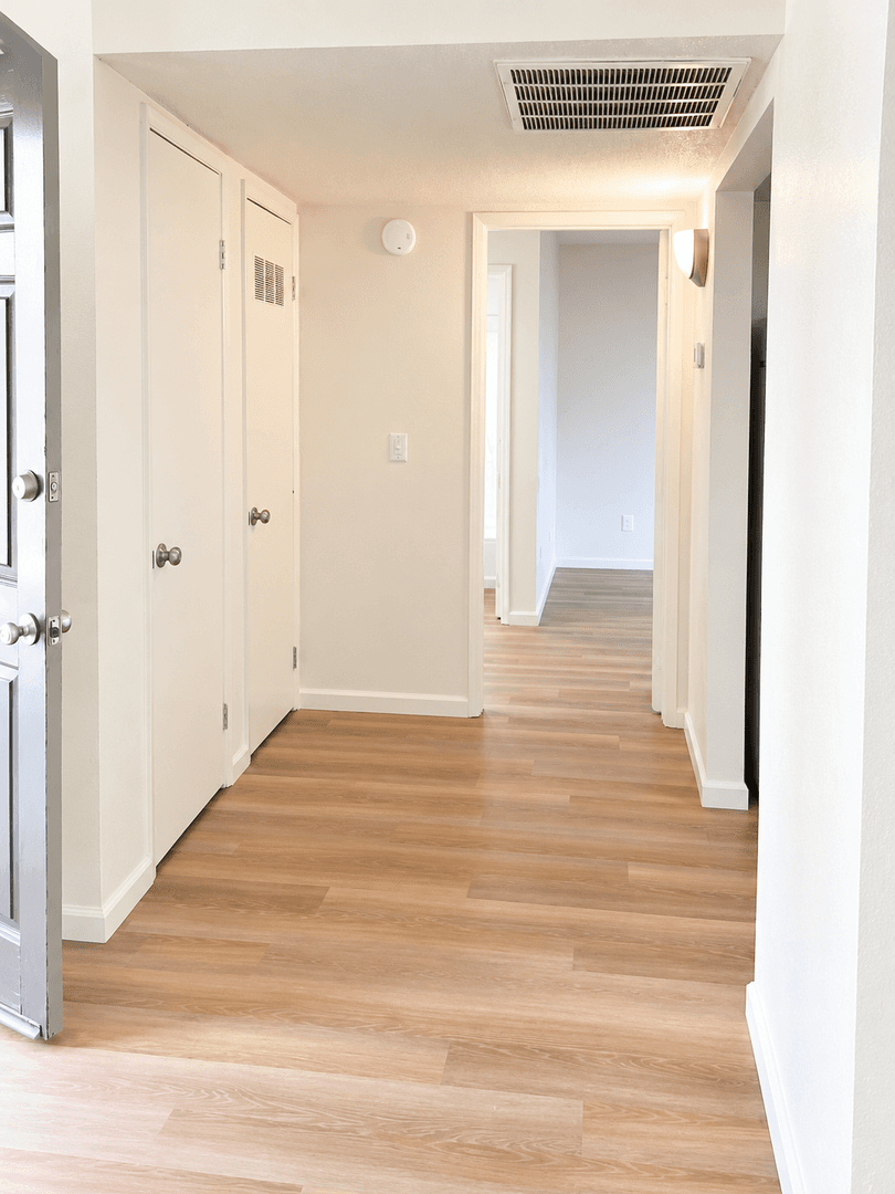 Tulare Apartment: 656/700 E. Prosperity Ave