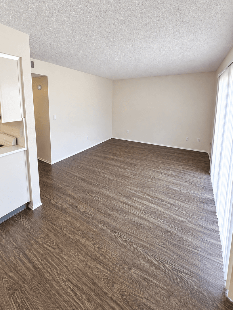 Tulare Apartment: 656/700 E. Prosperity Ave