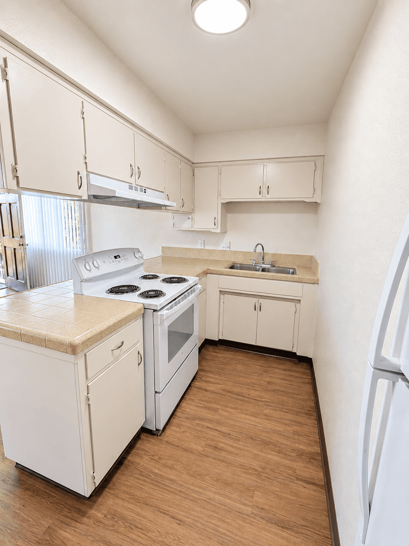 Tulare Apartment: 656/700 E. Prosperity Ave