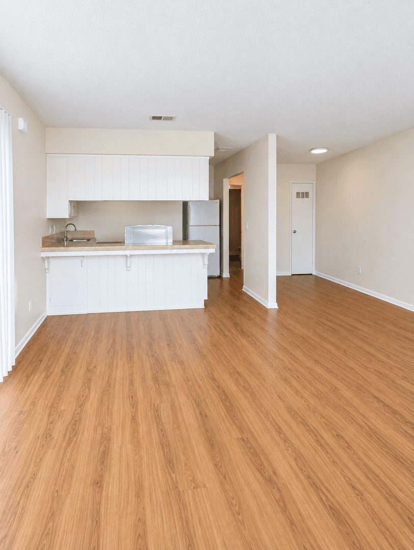 Tulare Apartment: 656/700 E. Prosperity Ave