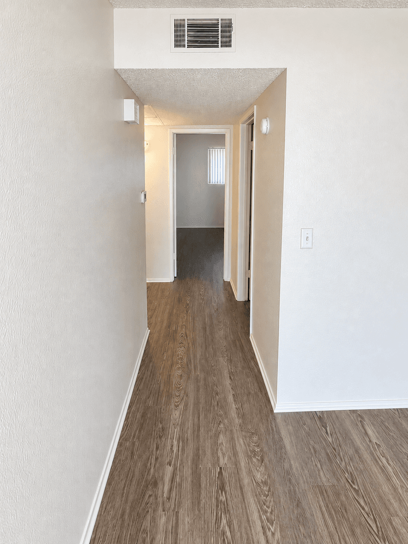 Tulare Apartment: 656/700 E. Prosperity Ave