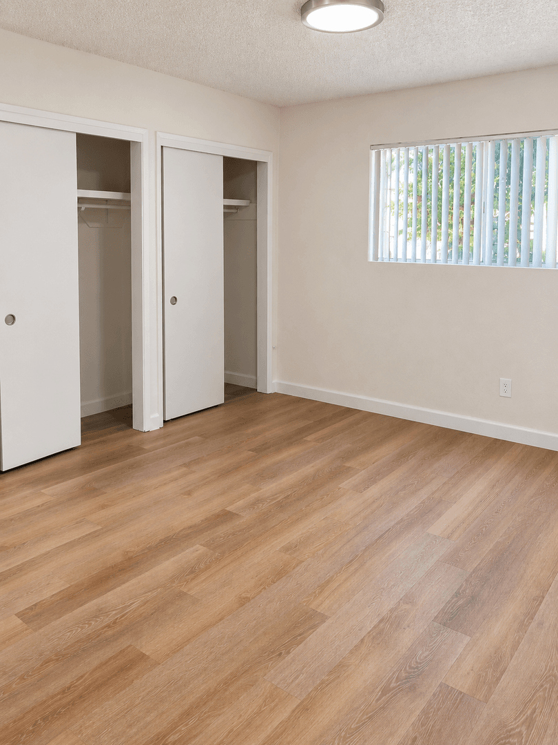 Tulare Apartment: 656/700 E. Prosperity Ave