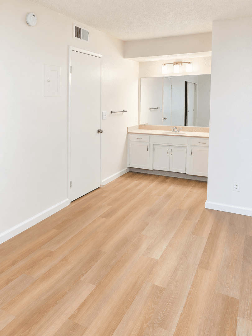 Tulare Apartment: 656/700 E. Prosperity Ave