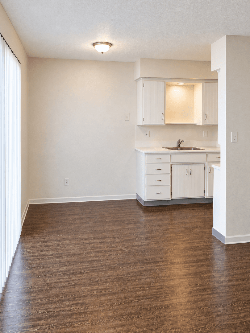 Tulare Apartment: 656/700 E. Prosperity Ave