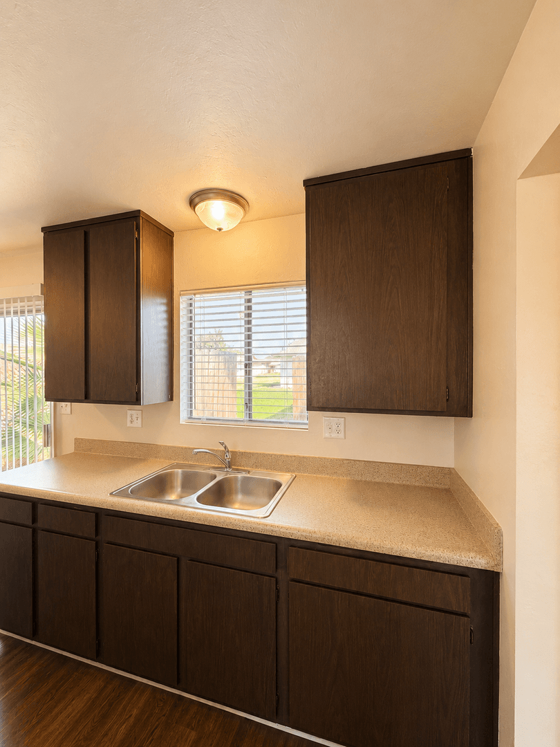 Bakersfield Apartment: 1405 White Lane