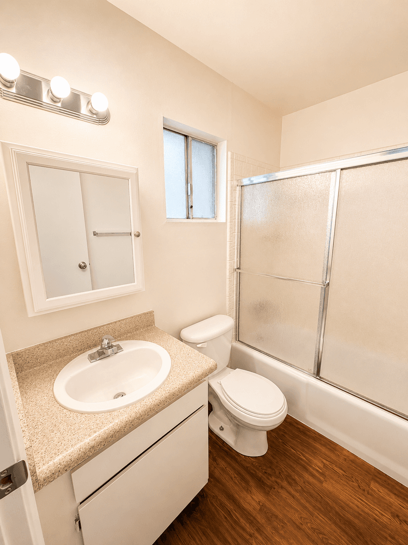 Bakersfield Apartment: 1405 White Lane
