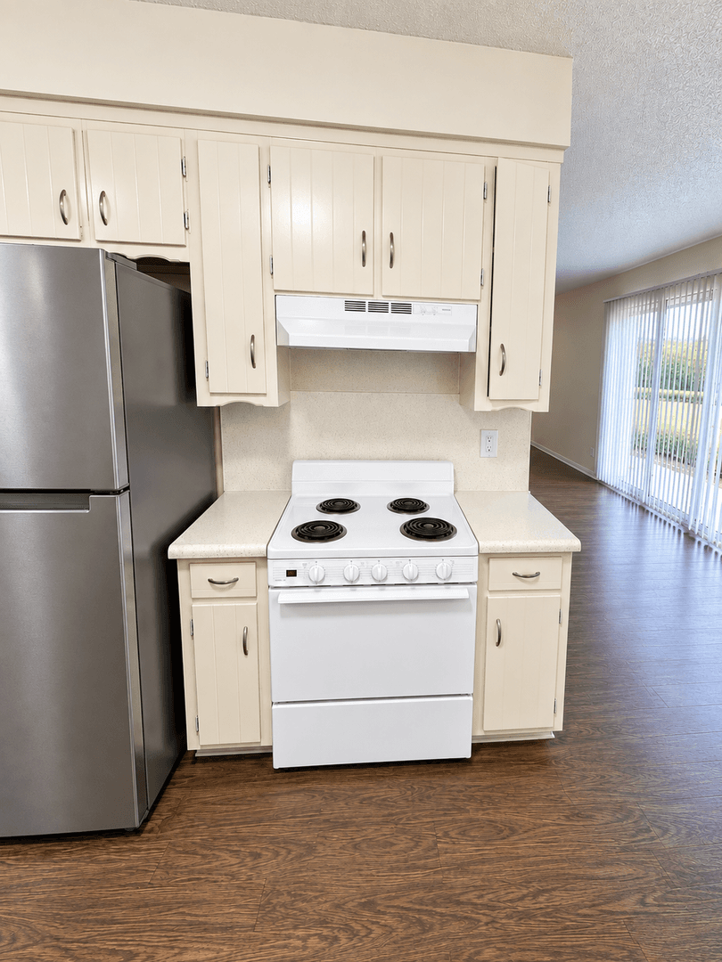 Tulare Apartment: 656/700 E. Prosperity Ave