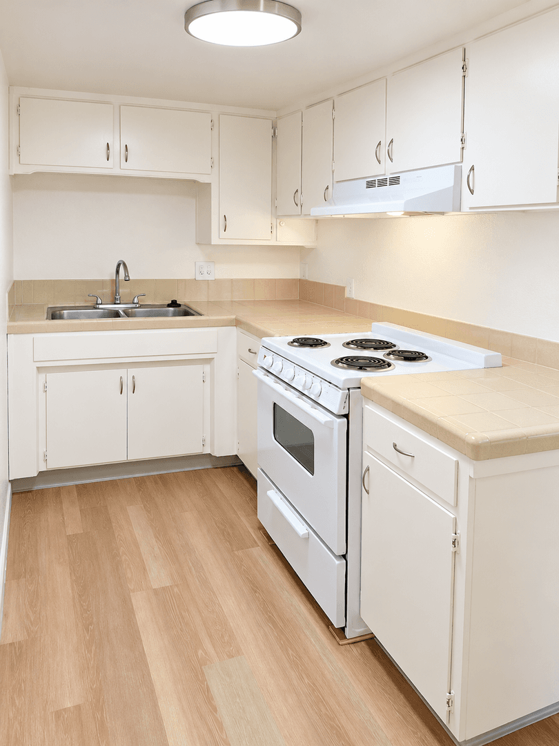 Tulare Apartment: 656/700 E. Prosperity Ave