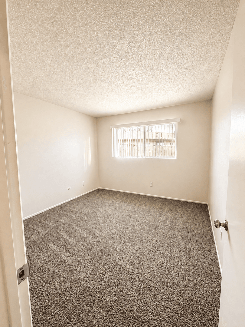 Bakersfield Apartment: 1405 White Lane