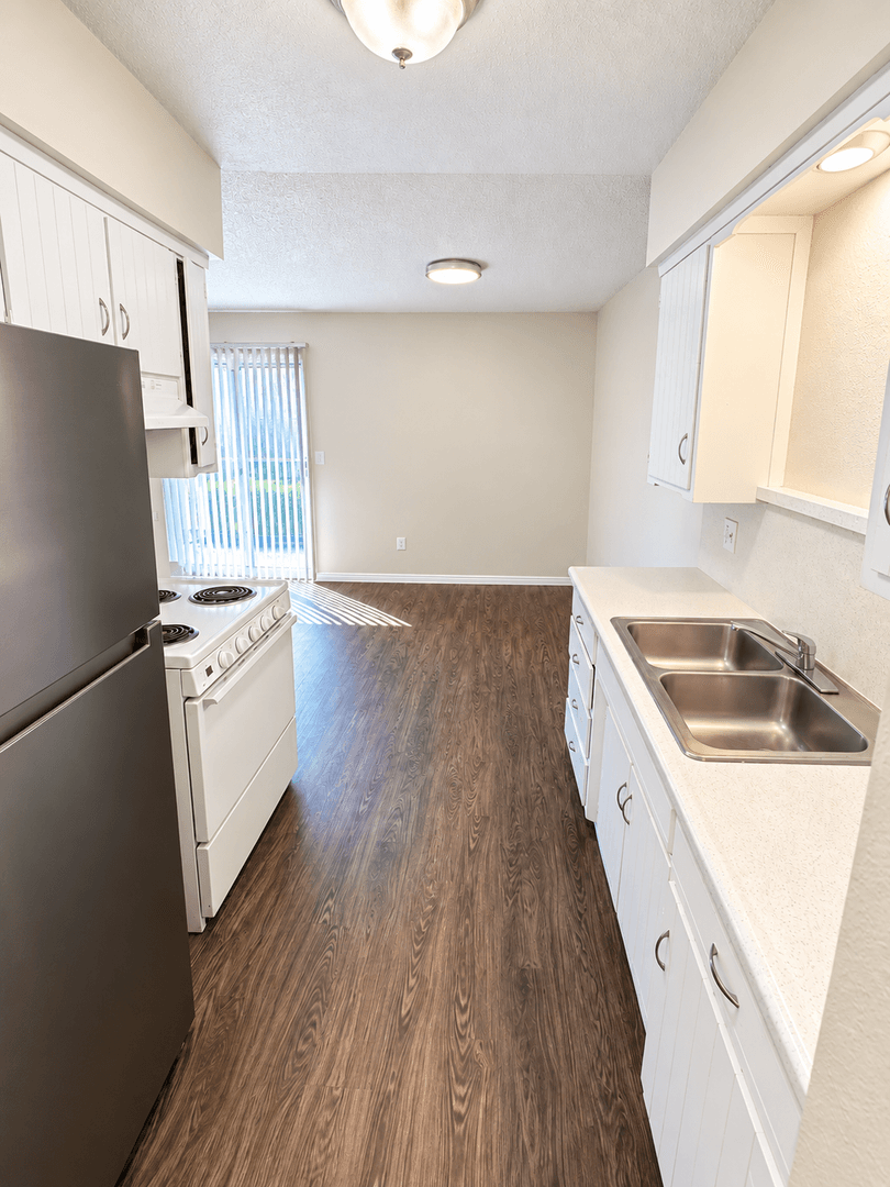 Tulare Apartment: 656/700 E. Prosperity Ave