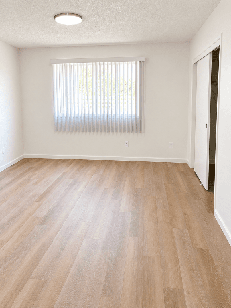 Tulare Apartment: 656/700 E. Prosperity Ave
