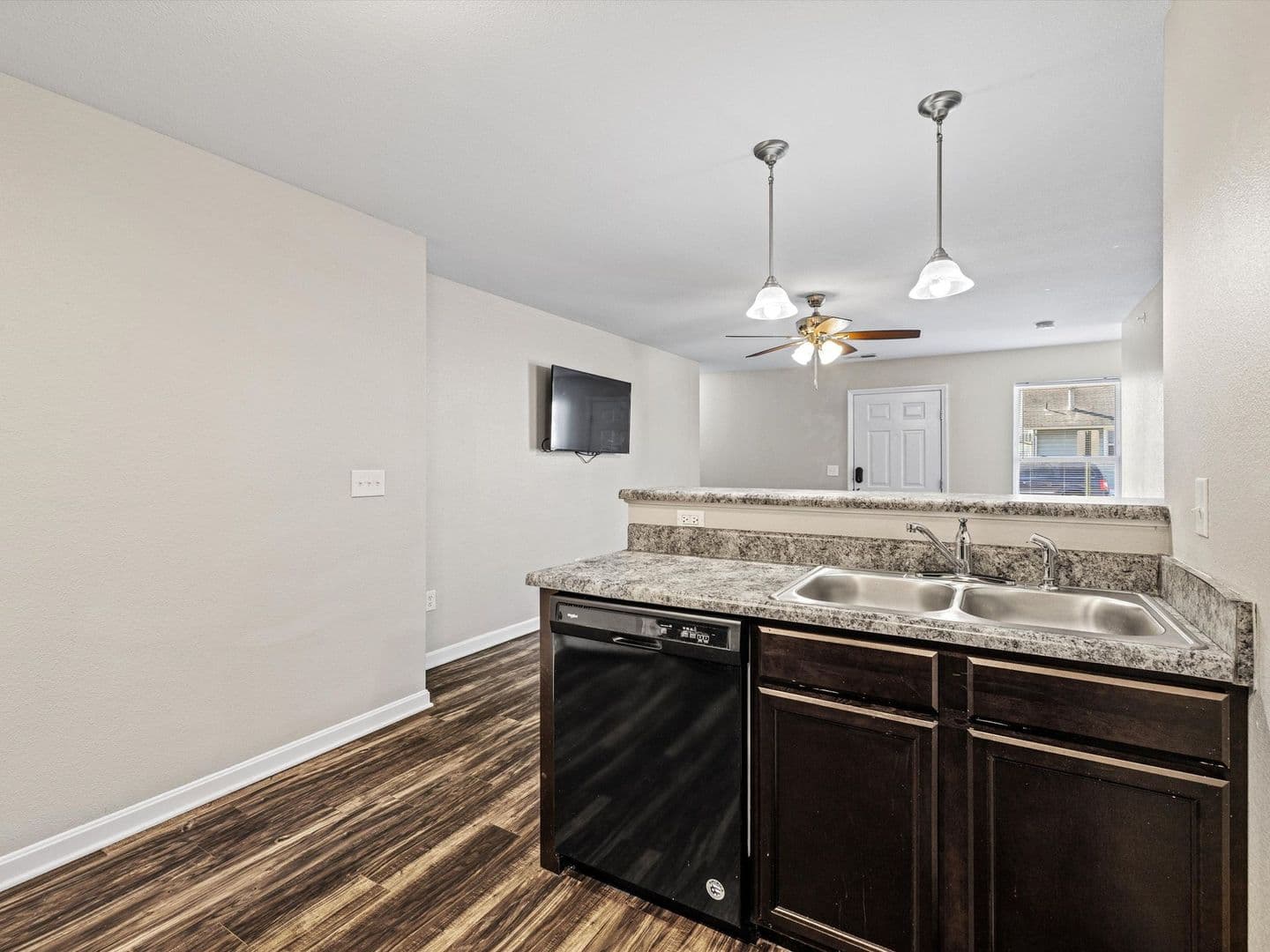 Evansville Apartment: 2010 W Indiana St
