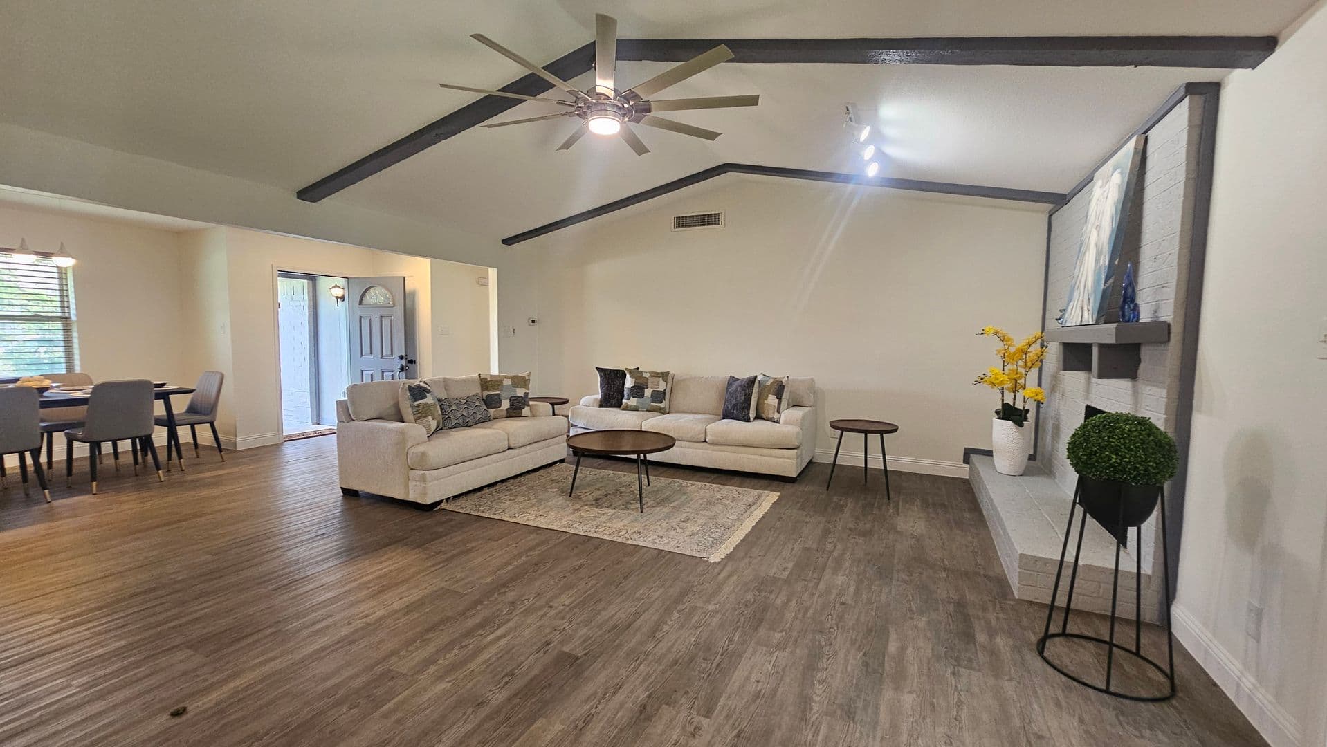 Lewisville House: 1619 Glenhill Ln