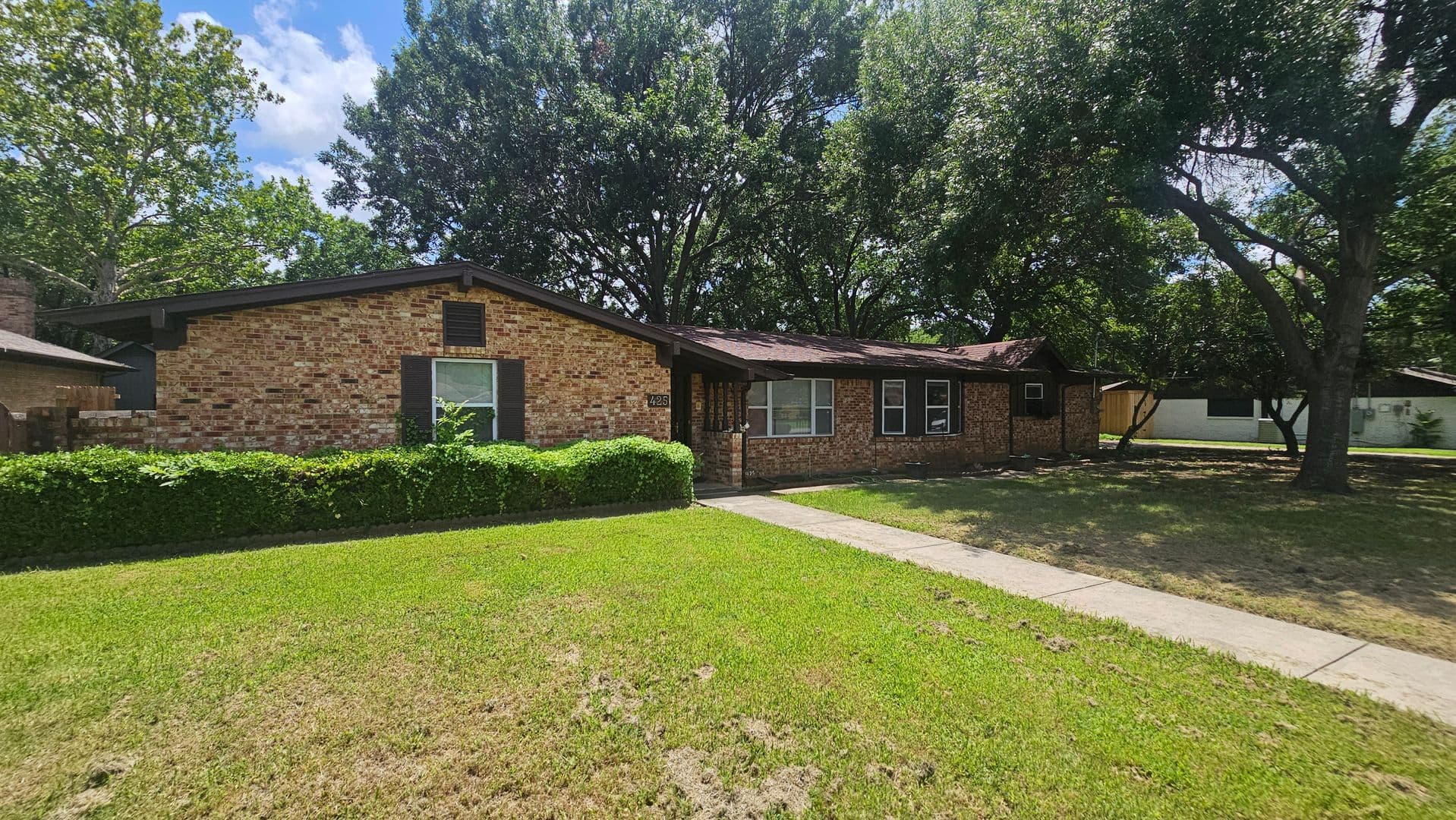 Denton House: 425 Mimosa Dr