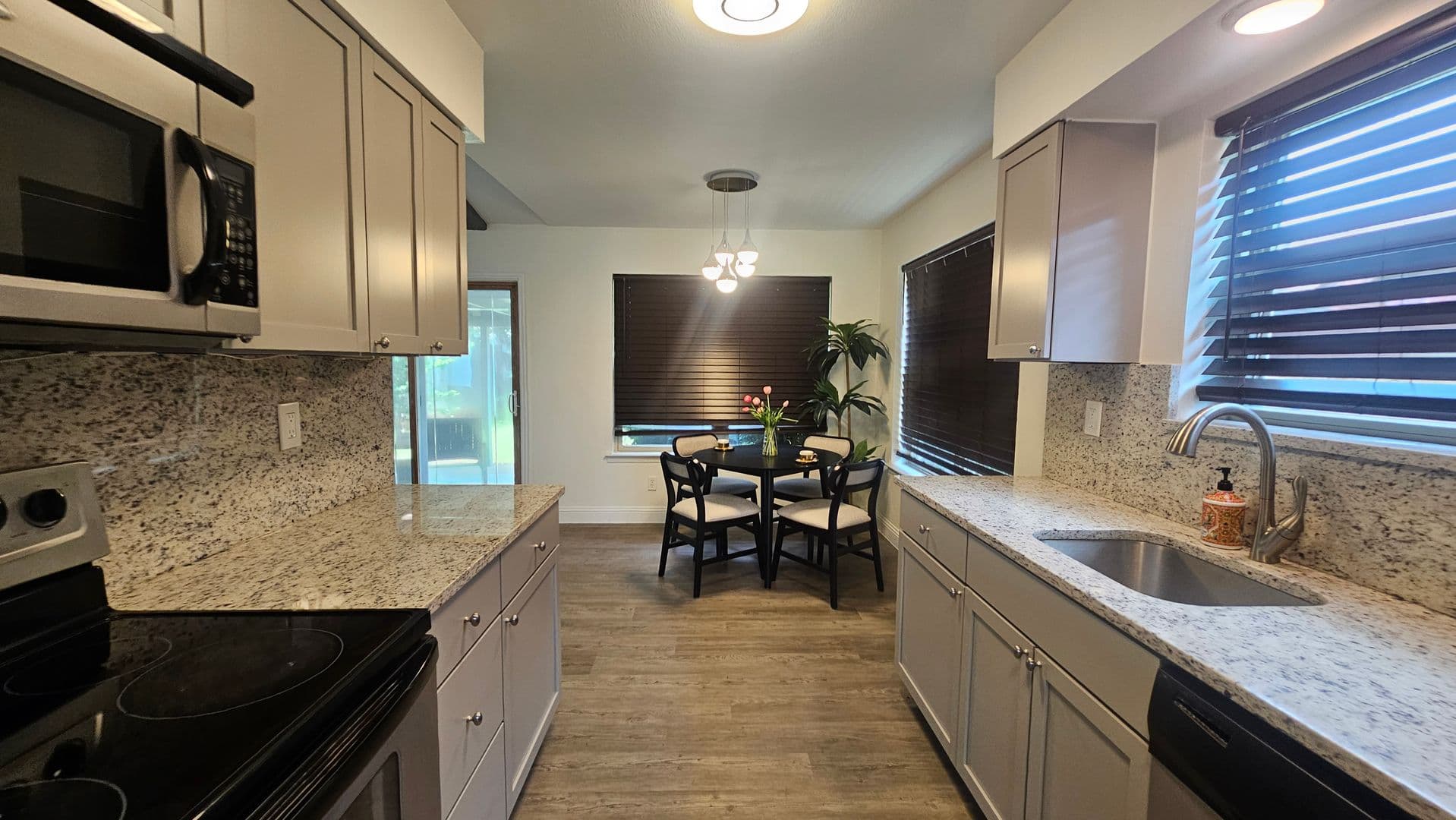 Lewisville House: 1619 Glenhill Ln