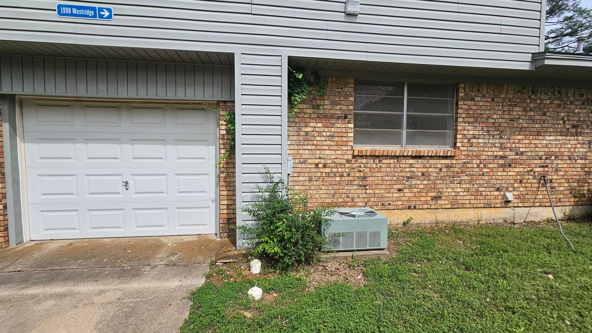 Denton Apartment: 1908 Westridge St.
