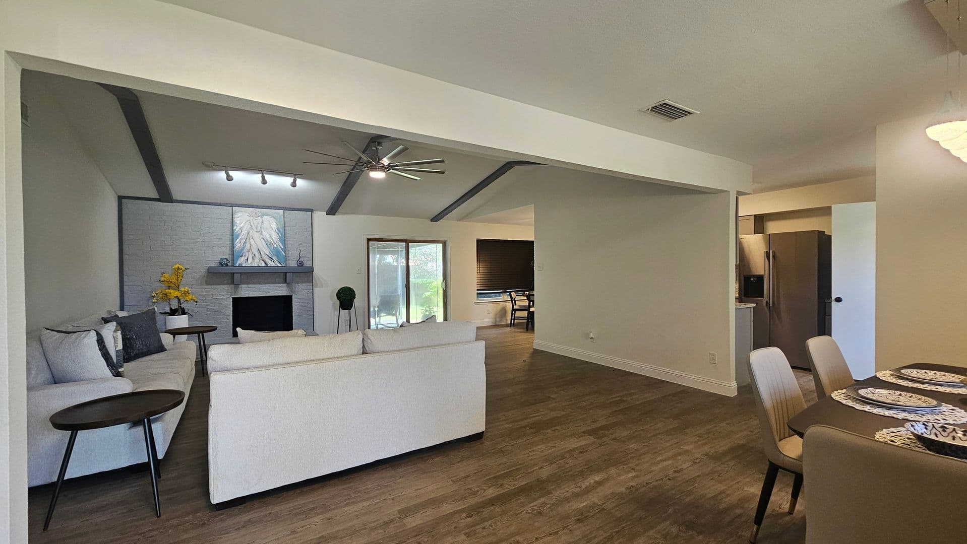 Lewisville House: 1619 Glenhill Ln