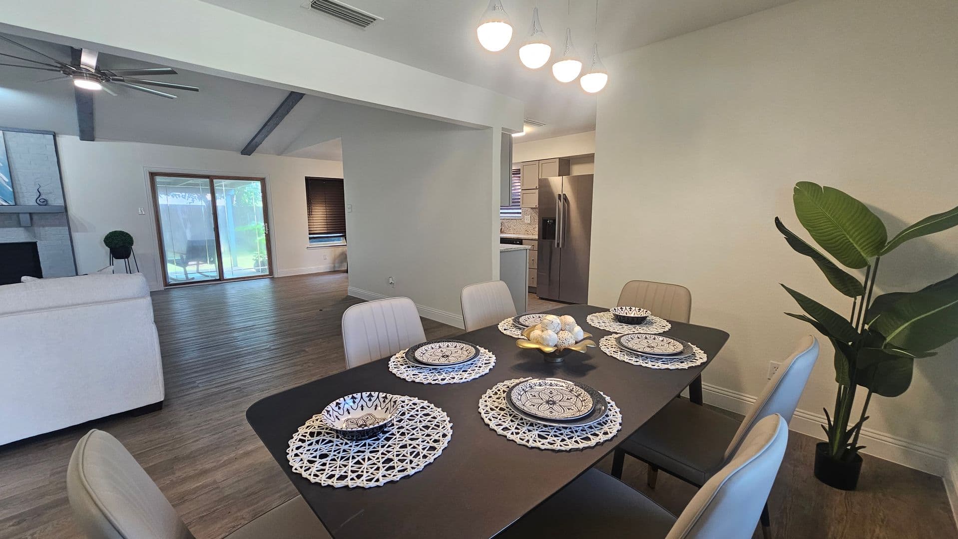 Lewisville House: 1619 Glenhill Ln
